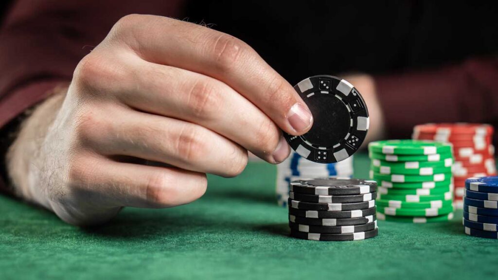 Cách bluff hiệu quả mà không bị bắt bài trong Poker Sunwin